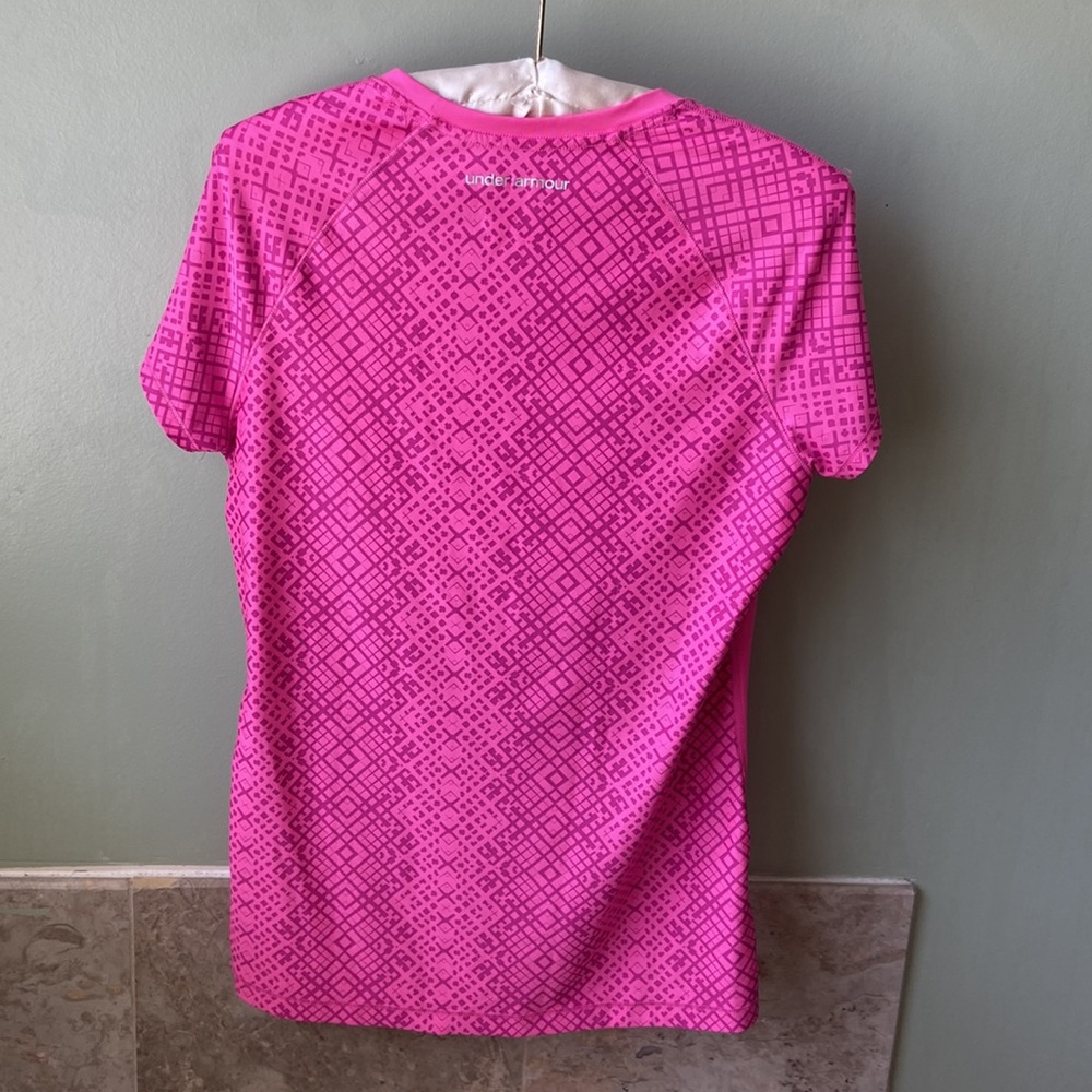 2 UNDER ARMOUR WORKOUT TOPS - Picture 10 of 11